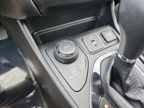 Used 2019 Jeep Cherokee Limited AWD/4WD image 24
