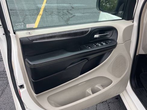 Used 2013 Chrysler Town & Country Touring FWD image 15