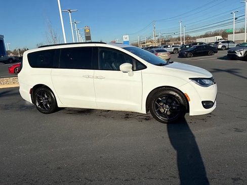 Used 2018 Chrysler Pacifica Touring-L Plus w/ S Appearance Package image 4