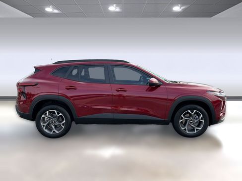 Certified 2025 Chevrolet Trax LT w/ Sunroof Package FWD image 7