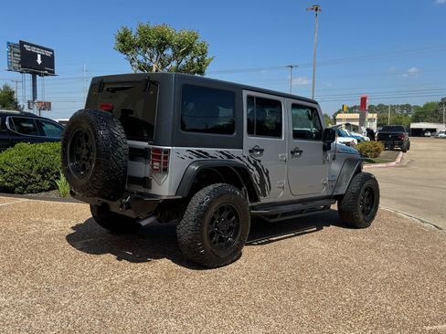 Used 2016 Jeep Wrangler Unlimited Rubicon w/ Connectivity Group image 7