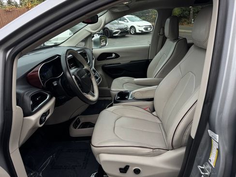 Used 2020 Chrysler Pacifica Limited FWD image 9