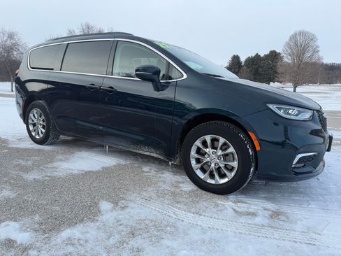 Used 2022 Chrysler Pacifica Touring-L image 4