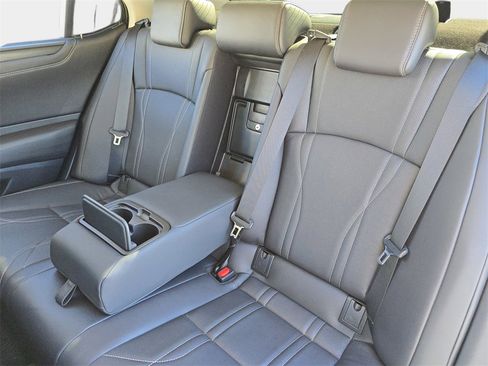 Used 2022 Lexus ES 300h Ultra Luxury image 18