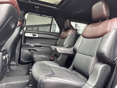 Used 2020 Ford Explorer Platinum w/ Premium Technology Package AWD/4WD image 30