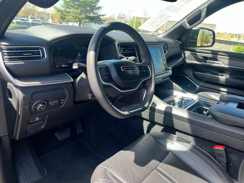 Used 2024 Jeep Wagoneer L Series II w/ Flexible Seating Group image 15