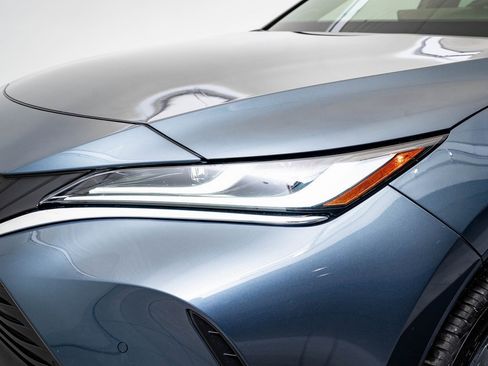 Used 2023 Toyota Venza Limited image 15