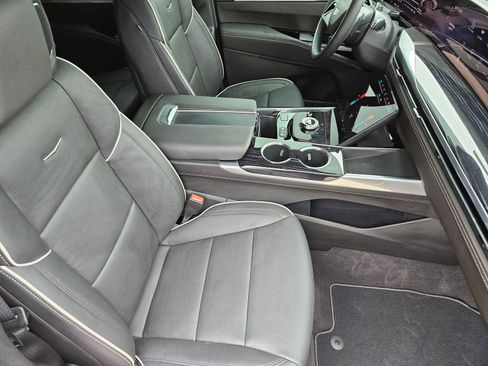 Used 2025 Cadillac Escalade Sport AWD/4WD image 16