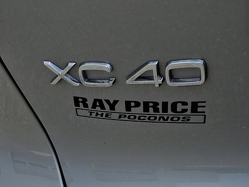 Certified 2025 Volvo XC40 B5 Core image 30