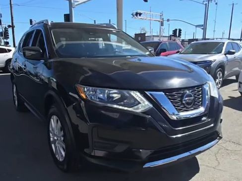 Used 2020 Nissan Rogue SV image 2