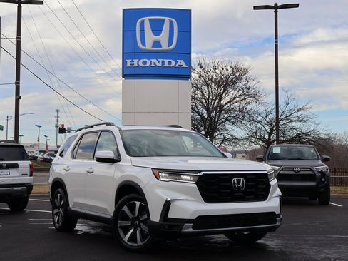 New 2025 Honda Pilot Touring image 1