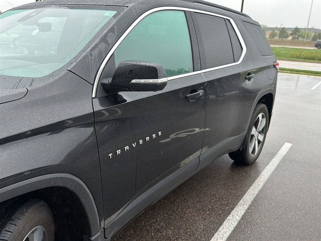 Used 2022 Chevrolet Traverse LT w/ LT Premium Package AWD/4WD image 5