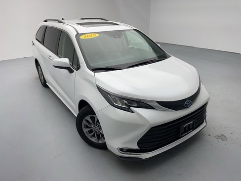 Used 2023 Toyota Sienna XLE image 2
