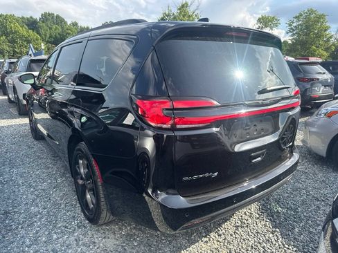Used 2025 Chrysler Pacifica Limited FWD image 6
