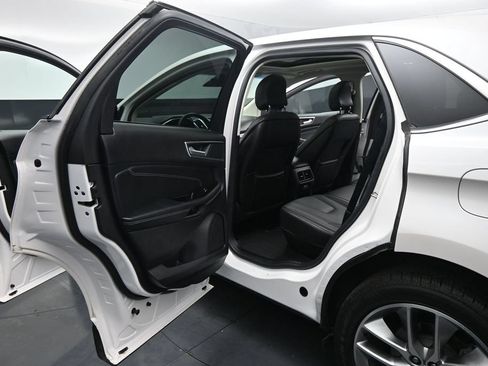 Used 2018 Ford Edge Titanium w/ Equipment Group 302A AWD/4WD image 19