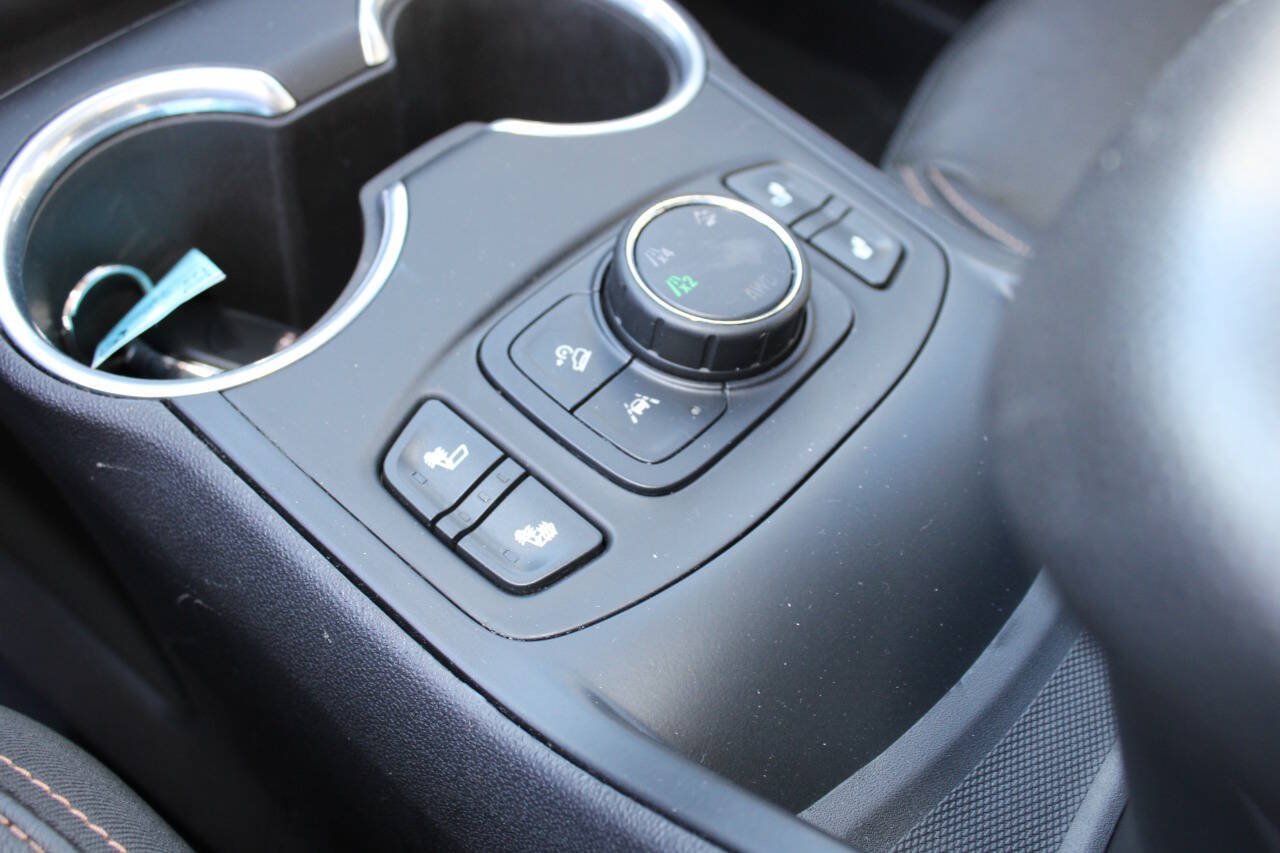 Used 2021 GMC Terrain SLT w/ Infotainment Package II AWD/4WD image 17