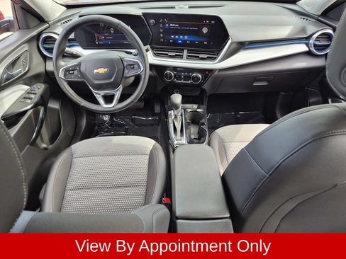 Used 2025 Chevrolet Trax LT w/ LT Convenience Package FWD image 23