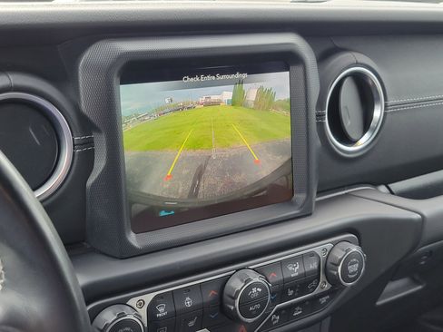 Used 2022 Jeep Wrangler Unlimited Sahara w/ Cold Weather Group AWD/4WD image 15