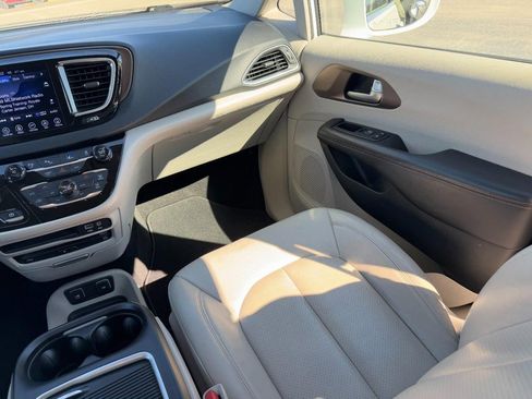 Used 2017 Chrysler Pacifica Touring-L Plus w/ Advanced Safetytec Group image 17