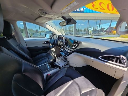 Used 2023 Chrysler Pacifica Touring-L FWD image 17