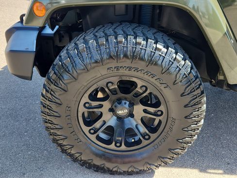 Used 2015 Jeep Wrangler Unlimited Rubicon w/ Connectivity Group image 16