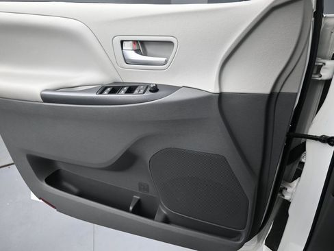 Used 2019 Toyota Sienna LE image 32