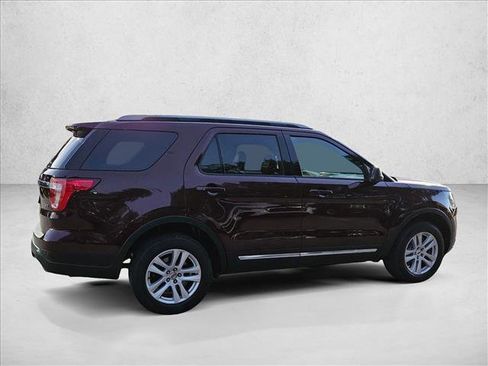 Used 2018 Ford Explorer XLT image 4