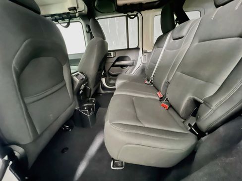 Used 2018 Jeep Wrangler Unlimited Sahara AWD/4WD image 29