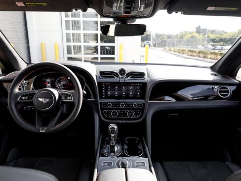 Used 2024 Bentley Bentayga image 4