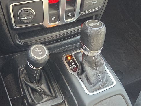 Used 2025 Jeep Wrangler Sport AWD/4WD image 19