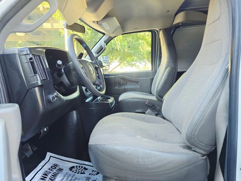 Used 2017 Chevrolet Express 2500 image 10