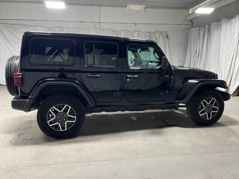 Used 2025 Jeep Wrangler Unlimited Sahara AWD/4WD image 8