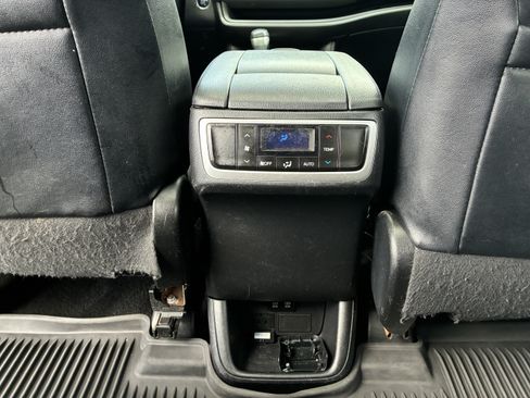 Used 2019 Toyota Highlander SE w/ Nightshade Edition AWD/4WD image 17
