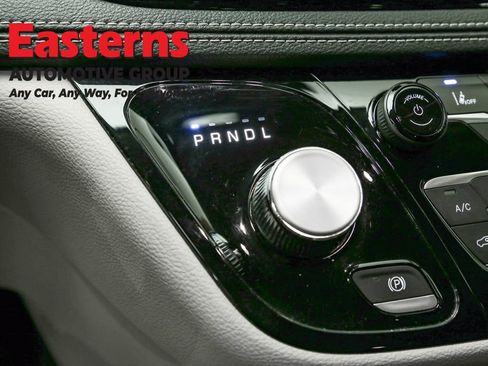 Used 2023 Chrysler Pacifica Touring-L image 13