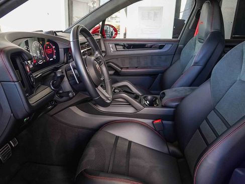 Used 2025 Porsche Cayenne GTS AWD/4WD image 17