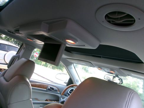 Used 2008 Buick Enclave CXL w/ Entertainment Package #2 FWD image 6
