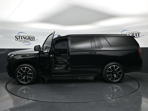 Used 2024 Chevrolet Suburban RST w/ Luxury Package RWD image 4