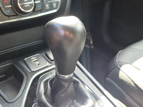 Used 2019 Jeep Cherokee Limited FWD image 42