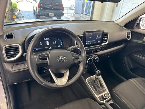 Used 2025 Hyundai Venue SEL FWD image 17