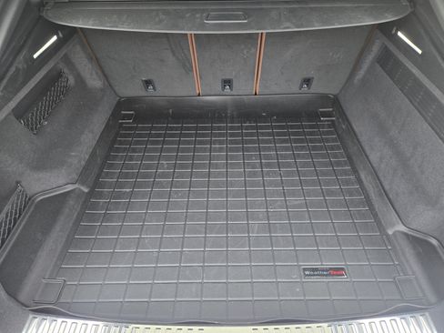 Used 2023 Audi Q8 Premium image 31