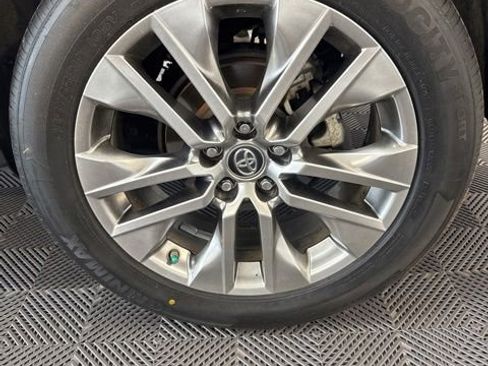 Used 2019 Toyota RAV4 Limited FWD image 11