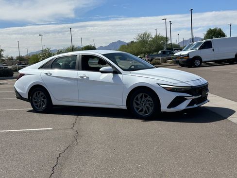 Used 2024 Hyundai Elantra SEL image 7