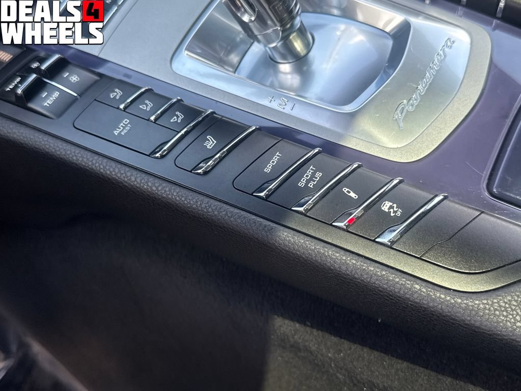 Used 2013 Porsche Panamera 4 Platinum Edition w/ Sport Chrono Pkg AWD/4WD image 34