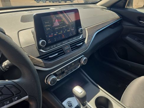 Used 2025 Nissan Altima 2.5 SV FWD image 16