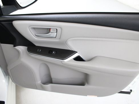 Used 2017 Toyota Camry XLE FWD image 32