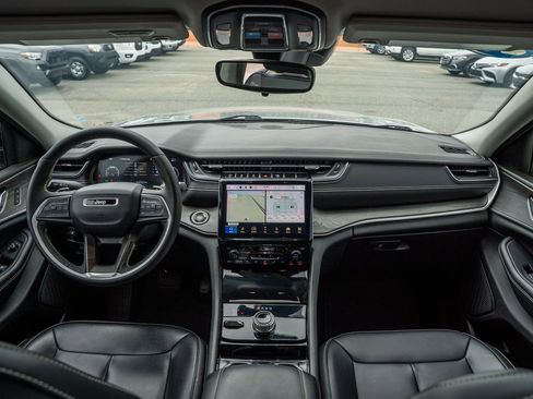 Used 2023 Jeep Grand Cherokee Limited w/ Black Appearance Package AWD/4WD image 24