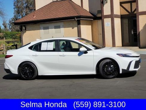 Used 2025 Toyota Camry SE image 4