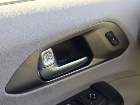 Used 2021 Chrysler Pacifica Touring-L FWD image 10