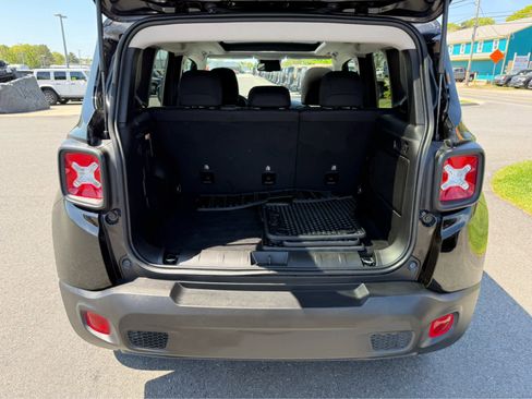 Used 2023 Jeep Renegade Altitude w/ Sun/Sound Group AWD/4WD image 8