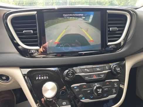 Used 2023 Chrysler Pacifica Touring-L FWD image 20